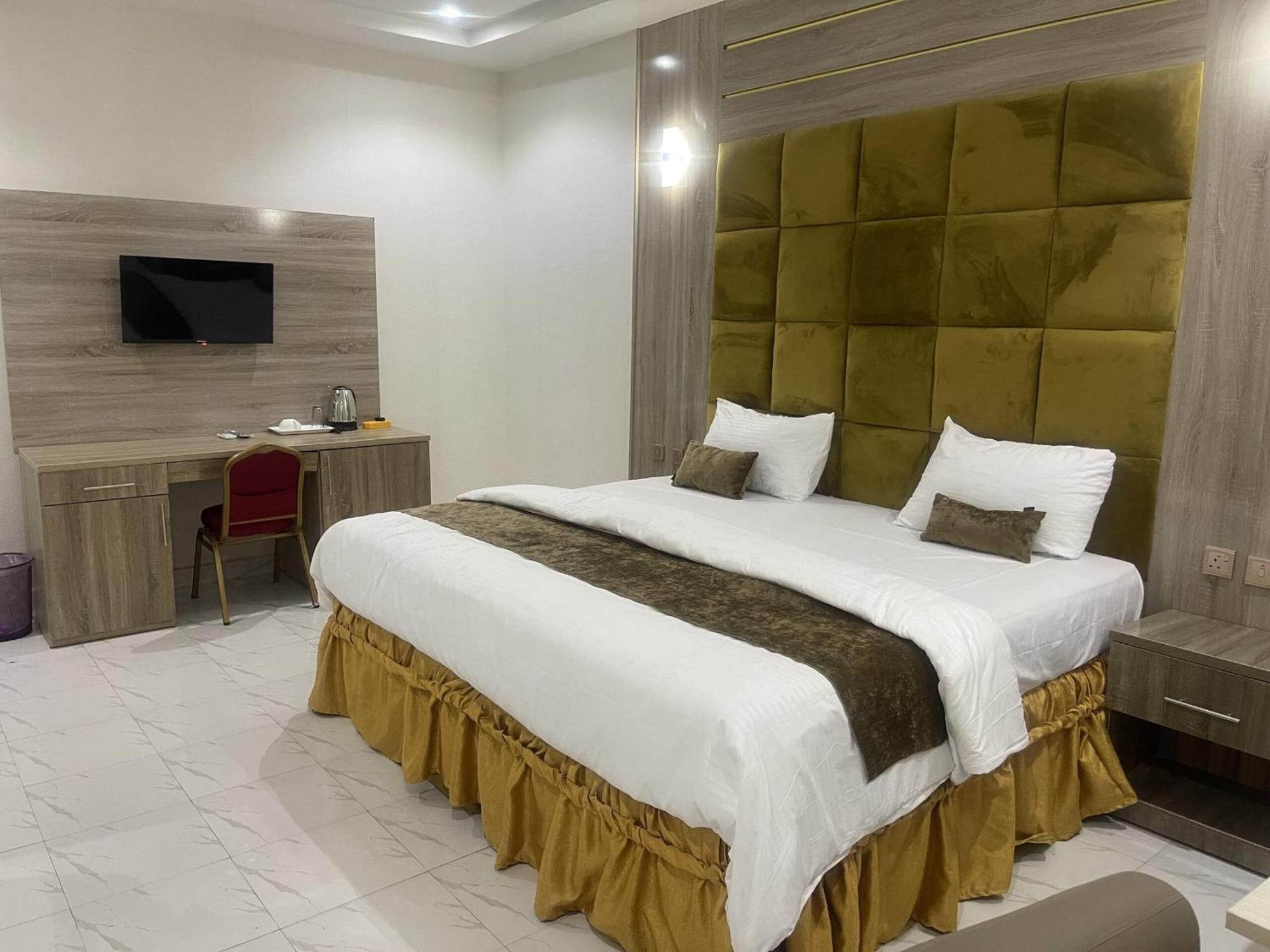 Murphy'S Mansion Resort Umuahia Екстериор снимка
